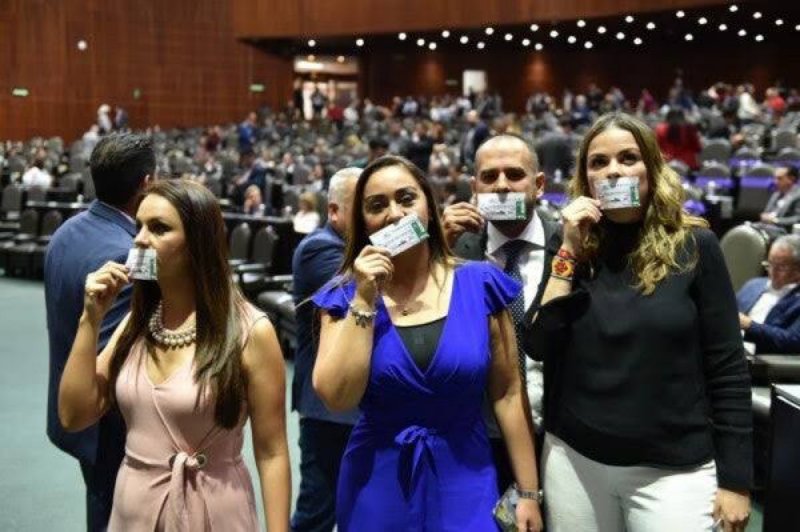 Diputados del PAN rompen cachitos de la rifa del avión. 