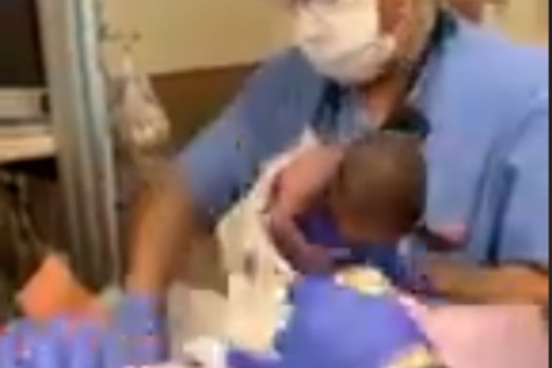 Padre filma el nacimiento de sus dos gemelos y doctor deja caer a uno de ellos (VIDEO)