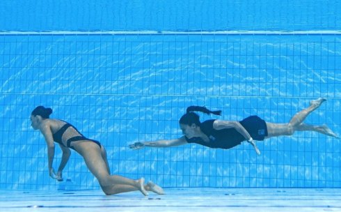 Nadadora se desmaya dentro de alberca durante Mundial de Natación y su entrenadora la rescata