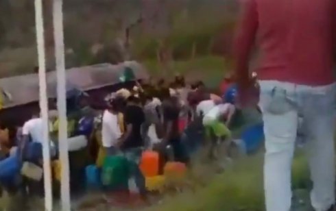 Rapiñaban una pipa de combustible y explota envolviendo en fuego a la multitud (VIDEO)