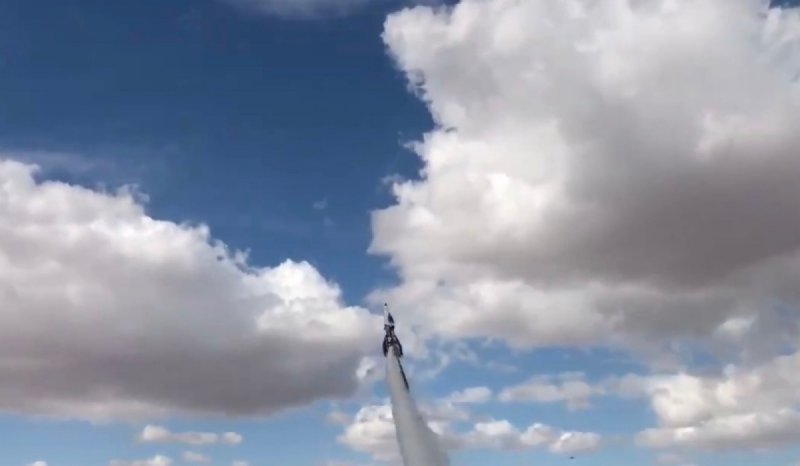 VIDEO FUERTE: Acróbata muere al intentar llegar a la atmósfera en cohete que él mismo fabricóy