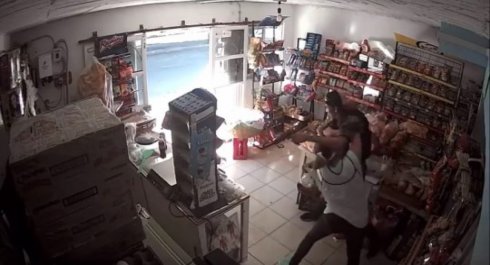 Mujer frustra asalto a mano limpia contra ladrón en Celaya (VIDEO)