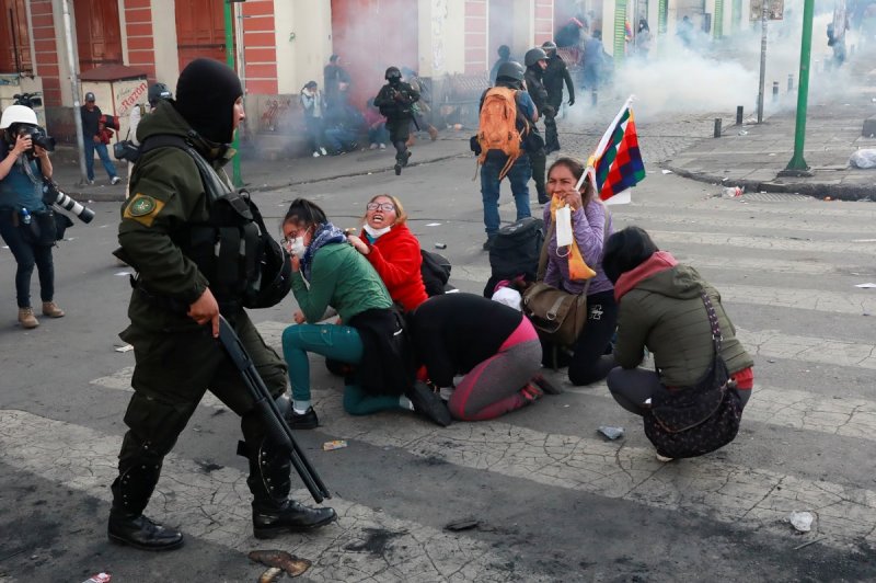 Policía y ejército boliviano, bajo la orden de Jeanine Añez, masacran a 24 indígenas.