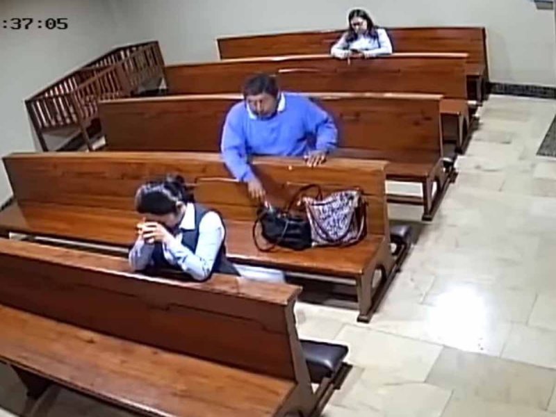 Captan a hombre robando en la iglesia y persignándose al huir. (VIDEO)