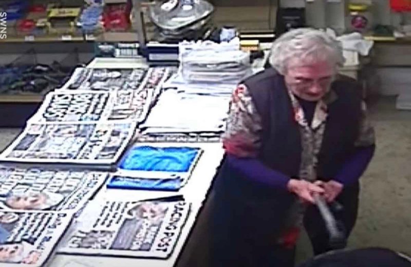Abuelita de 82 años agarra a bastonazos a ladrón que se metió a robar a su tienday