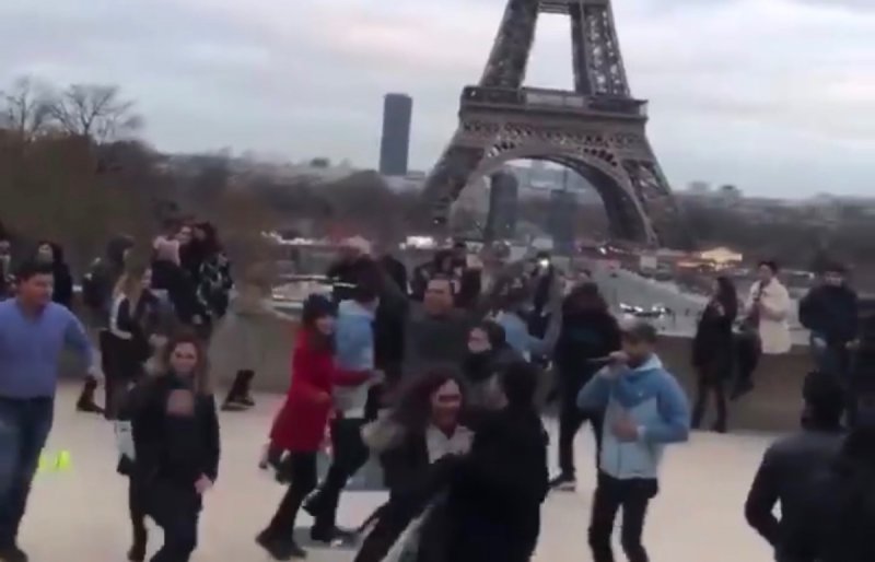 CAMPEONES: con “La Chona”, mexicanos ponen a bailar a todos en la Torre Eiffel. y