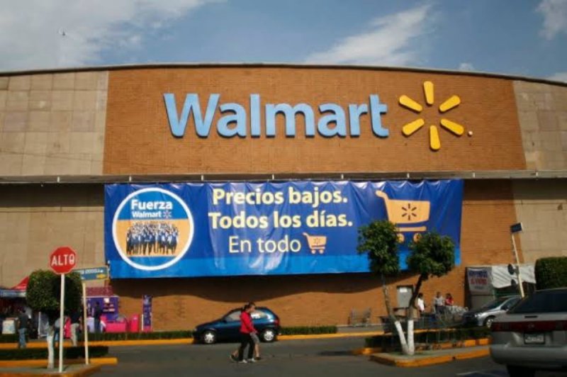 Regalan auto a cajera de Wallmart que caminaba diario 3 horas para llegar a su trabajo. 