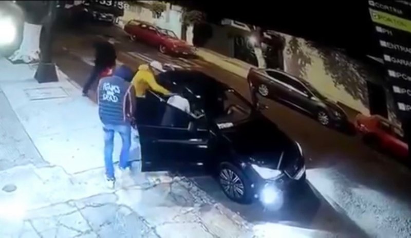 Le roban su automóvil mientras acomodaba a su bebé en la CDMX (VIDEO)