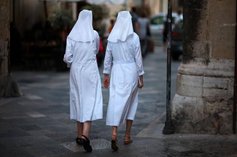 Dos Jovenes monjas regresan embarazadas de misión en África.