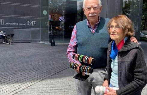Abuelitos venden pulseras para ganarse la vida e internet se vuelca en su apoyo