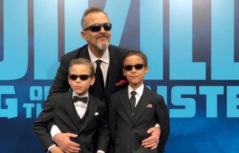 Critican a Miguel Bosé por presentar en público a sus hijos vestidos con falda. 