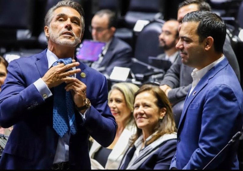 ¿Adiós Morena, hola PAN? Sergio Mayer se quita la corbata guinda y se pone la azul 