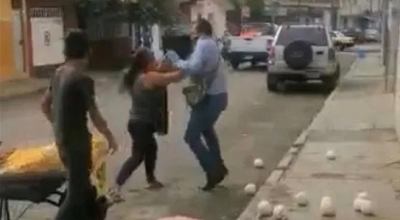 Inspectores despojan violentamente de mercancía a una mujer y a su hijo