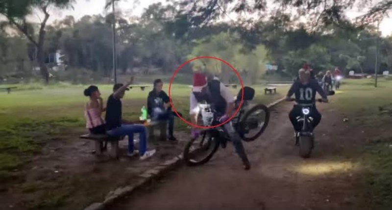 Alcalde de Ciudad Valles se pone tremendo trancazo al caerse de la bicicleta. 