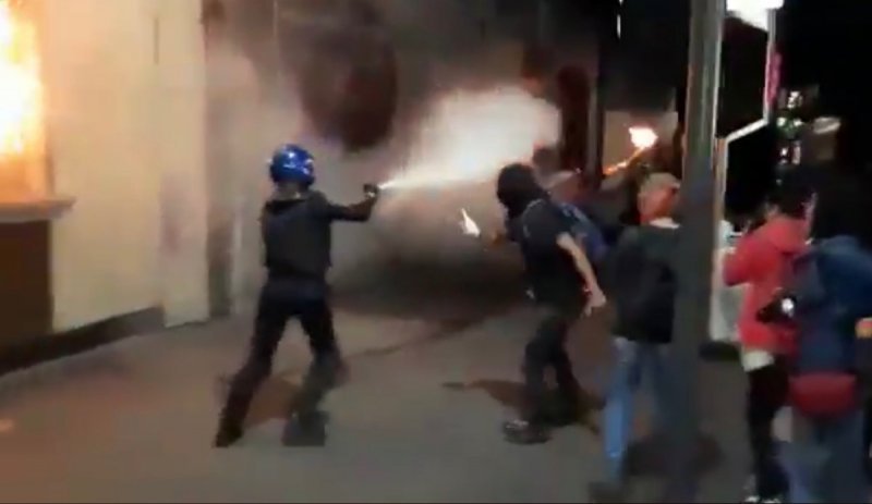 VIDEO: Redes llaman “heroína” a la policía que sofocó el incendio que provocaban encapuchadasy