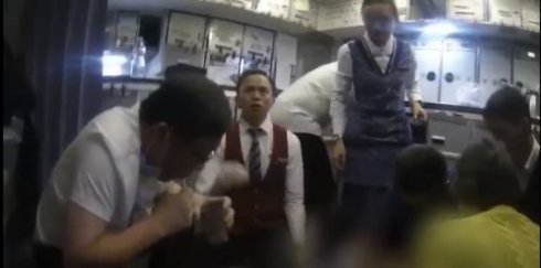 Médico succiona con su boca 1 litro de orina a pasajero de avión para salvarle la vida. y