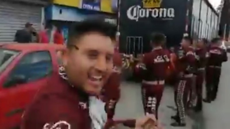 Reciben con MARIACHIS y júbilo a camiones de CERVEZA (VIDEO)