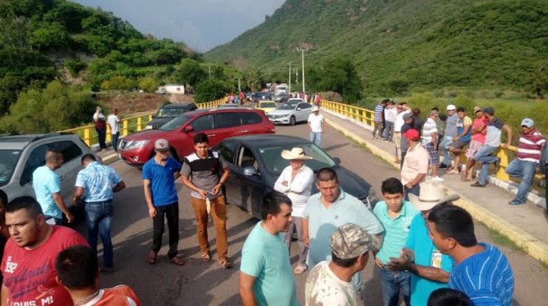 Pobladores de Tuzantla bloquean poblado porque dicen que autoridad esparce el Covid-19