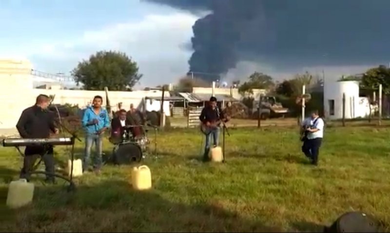 VIDEO: interpretan “La Cumbia del Huachicol” en medio de estallido en ducto. 