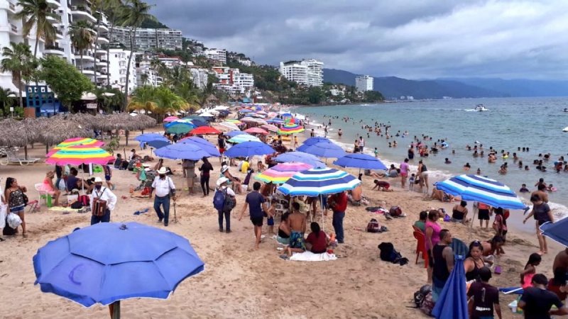 Abarrotan playas de Puerto Vallarta sin respetar la sana distancia 