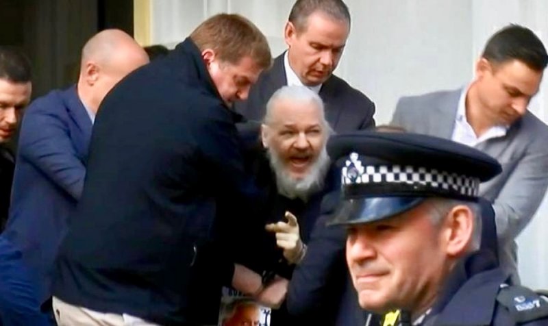#ÚltimoMinuto: detienen a Julian Assange, Ecuador lo traiciona y lo entrega a Londres (VIDEO)
