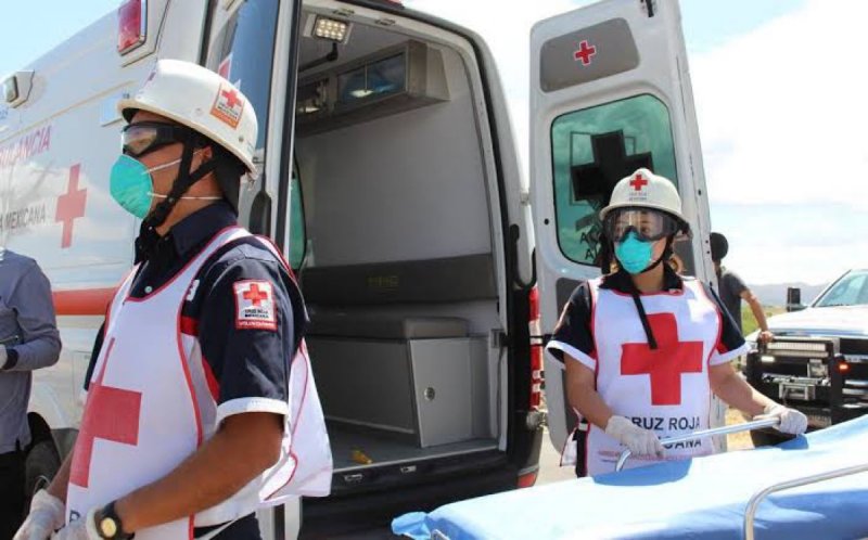 BAÑAN con CLORO a enfermero en Guerrero por supuestamente ESPARCIR el CORONAVIRUS