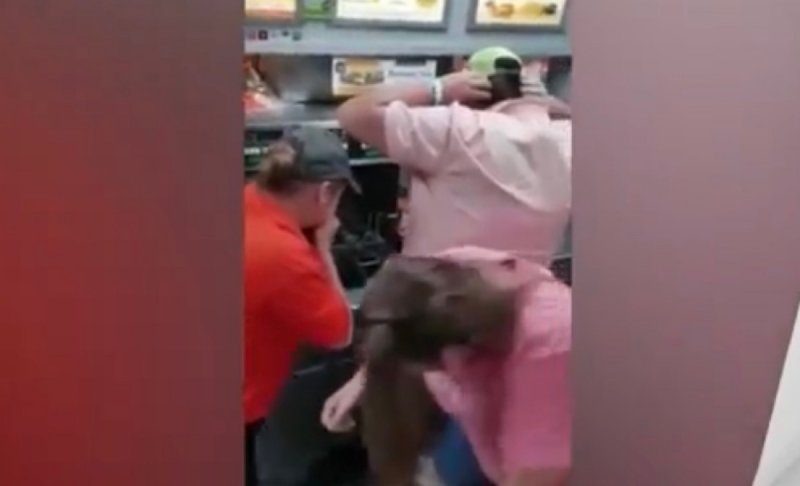 VIDEO: ratón cae a freidora de papas en restaurantey