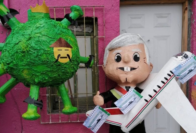 Causan sensación las piñatas del coronavirus y de la rifa del avión de AMLO