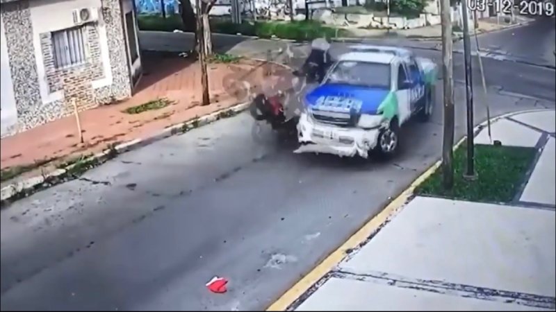 VIDEO FUERTE: Ladrón muere tras estrellarse de frente contra una patrulla de policía. 