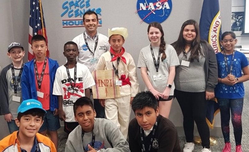 Niño indígena de telesecundaria es recibido en la NASA para curso espacial