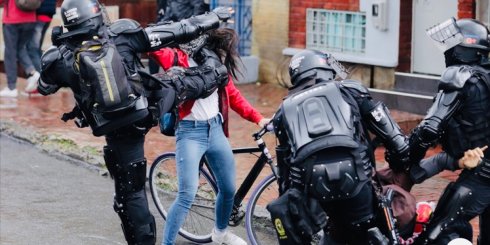 VIDEO: Captan el momento de la brutal agresión de un policía a una joven en Colombia. 