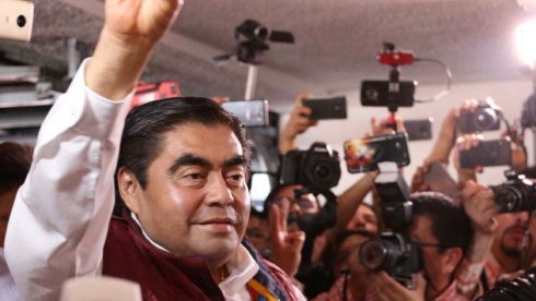 Barbosa es el candidato de Morena en Puebla y encuestadoras ya le dan un triunfo avasallador.