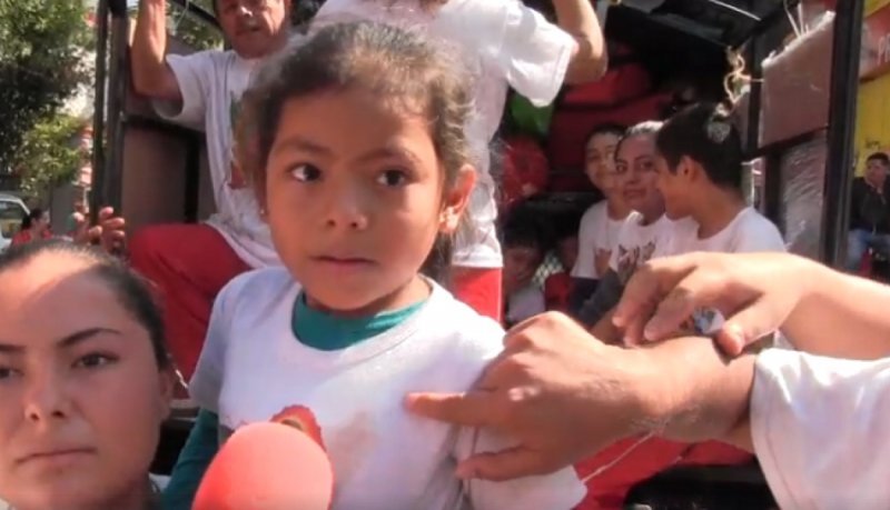 Familia de Chiapas asegura que la Virgen de Guadalupe se apareció en la camisa de una niña.