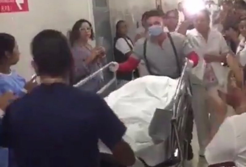 Médicos y enfermeras del IMSS despiden con aplausos a joven que dijo sus órganos y salvó a 7