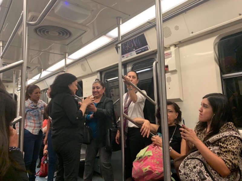 Vuelven a captar a Claudia Sheinbaum en el Metro de la CDMX. 
