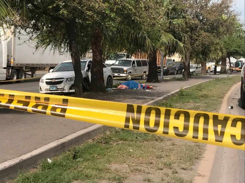 Automovilista de Nuevo León sufre infarto y atropella a su propia esposa. 