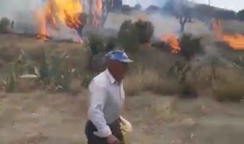 Captan a sujeto incendiando intencionalmente un bosque y generando gran contaminación VIDEO