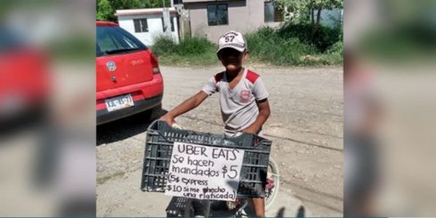 Para ayudar a su mamá, Iker hace MANDADOS EXPRESS en su BICICLETA