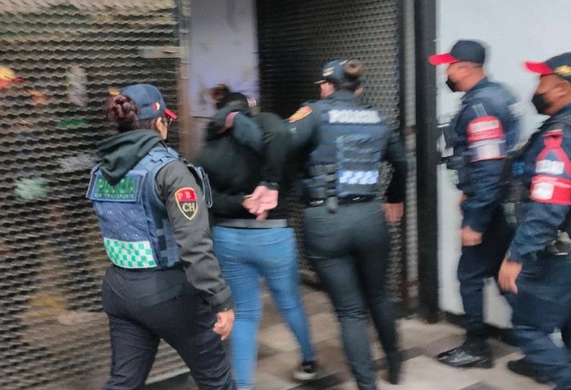 Policías detienen a mujer que llevaba a un niño robado en el Metro