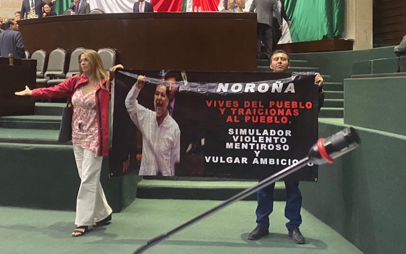 VIDEO: Ex colaboradores de Noroña protestan en Camara de Diputados, piden protección.