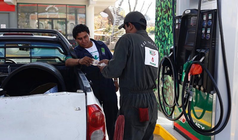 Multa de 800 mil pesos a gasolineras se niegan a comprobar que venden litros de a litro.