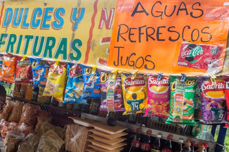 Congreso analiza subir impuestos a refrescos y comida chatarra para atender el covid-19