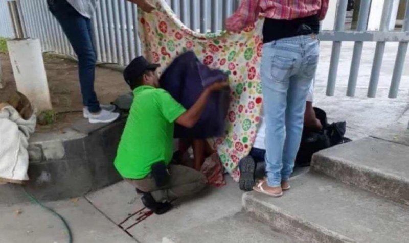 Mujer da a luz a su bebé tras negársele servicio médico en Michoacán