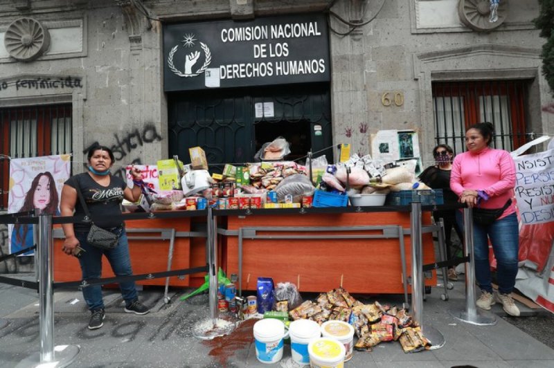 Familiares de víctimas exhiben comida gourmet que encontraron en refrigeradores de la CNDH