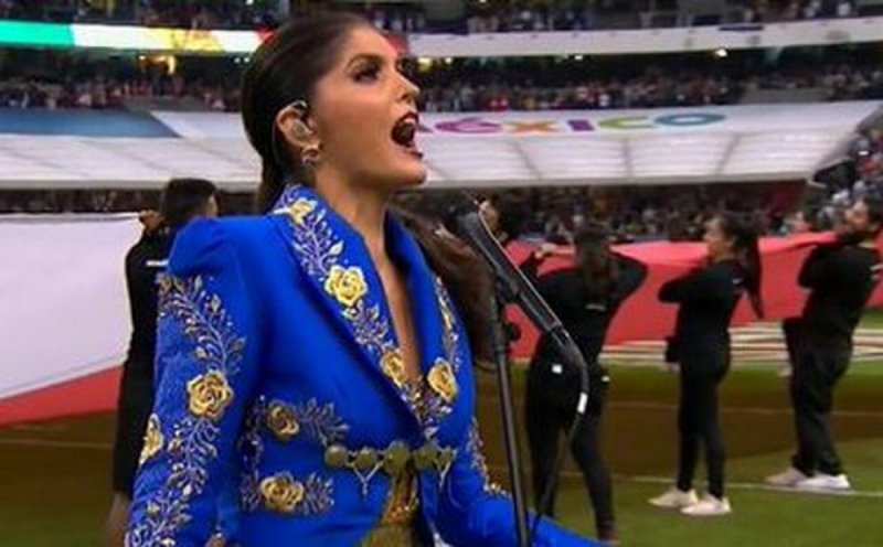 VIDEO: Ana Barbara vuelve a equivocarse al entonar el himno nacional, ahora en el Monday Nighty