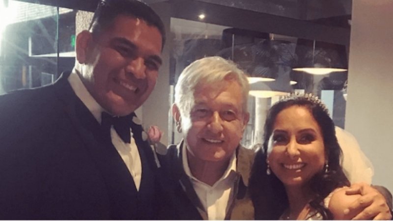 El presidente AMLO llega inesperadamente a la boda de unos novios y causa sensación. 