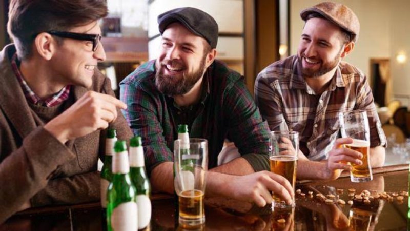 Estudio científico revela que los hombres “con copas” se siente atraídos por otros hombres. 