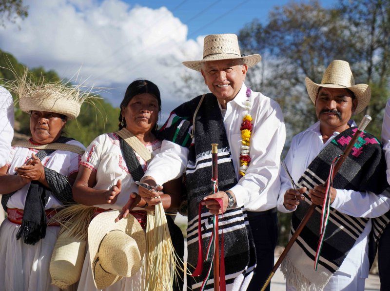 AMLO inaugura camino artesanal en uno de los municipios más pobres del país 