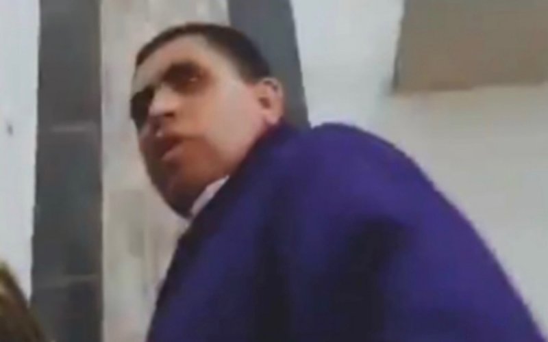 VIDEO: Exhiben a sacerdote borracho agrediendo a mujeres. 