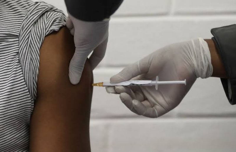 URGENTE: Vacuna de Oxford genera DOBLE INMUNIDAD contra el coronavirus 